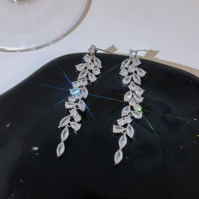 Anting Panjang Silver dengan Ornamen Daun Berkilau untuk Acara Formal Earrings