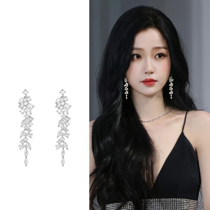 Anting Panjang Silver dengan Ornamen Daun Berkilau untuk Acara Formal Earrings