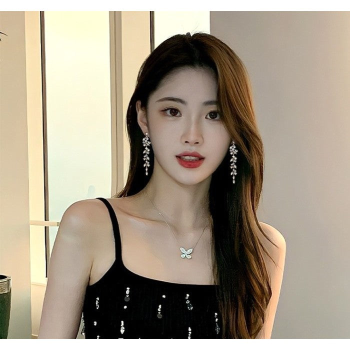 Anting Panjang Silver dengan Ornamen Daun Berkilau untuk Acara Formal Earrings