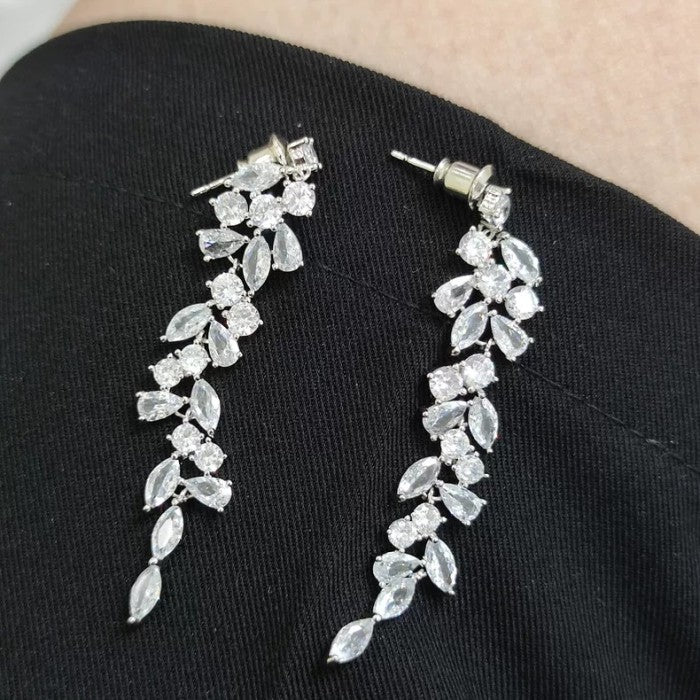 Anting Panjang Silver dengan Ornamen Daun Berkilau untuk Acara Formal Earrings