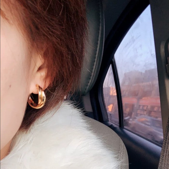 Anting Hoop Emas Minimalis Desain Mewah dan Modis Gold Curl Earrings