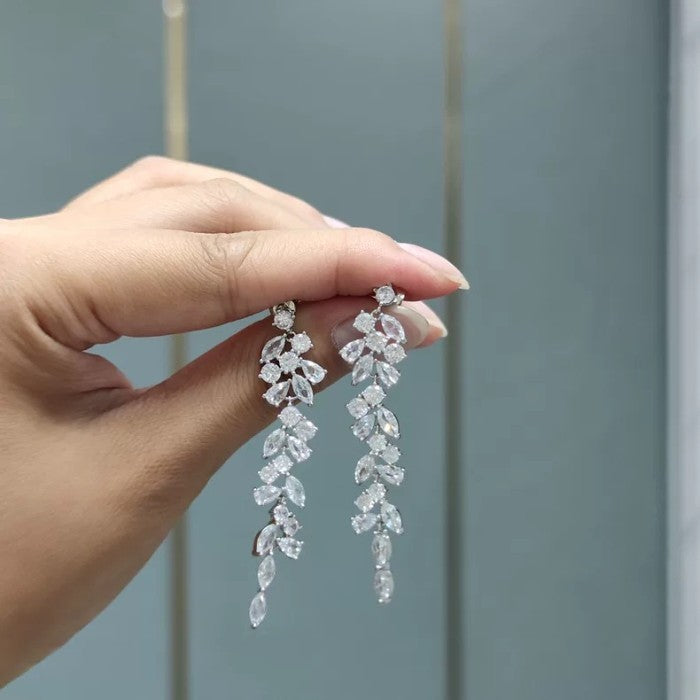 Anting Panjang Silver dengan Ornamen Daun Berkilau untuk Acara Formal Earrings