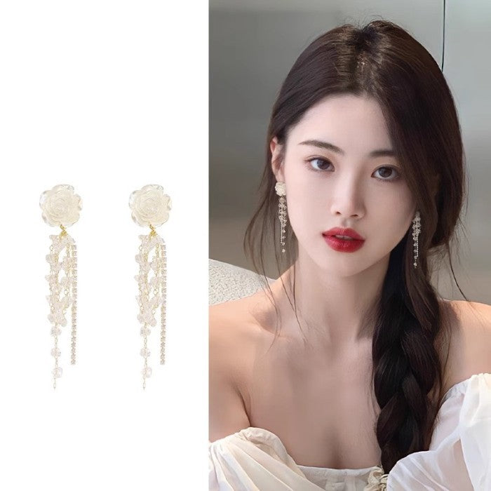 Anting Panjang Floral Putih Detail Gaya Romantis Mewah Earrings