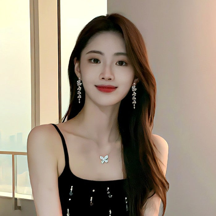 Anting Panjang Silver dengan Ornamen Daun Berkilau untuk Acara Formal Earrings